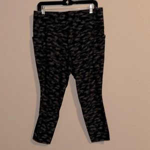 Athleta Black Camo Salutaion Stash Pant 7/8 - size XL